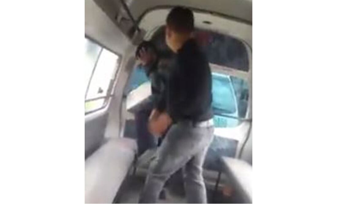 Durante más de medio minuto, el chofer de la unidad golpeó al hombre, quien traía consigo la mercancía que vendía en vía pública. Foto: Tomada de video