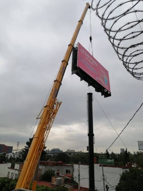 Hombre sube a espectacular para evitar su retiro en colonia Periodistas
