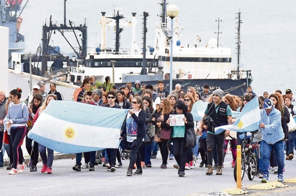 Familiares y amigos de los 44 tripulantes del submarino ARA San Juan marcharon ayer desde la Base Naval de Mar de la Plata para pedir apoyo del gobierno. (JOSÉ SCALZO. REUTERS)