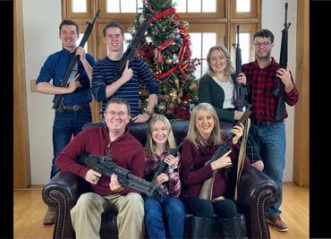 Republicano publica foto de su familia con armas; pide a "Santa" municiones como regalo de navidad