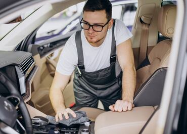 Cómo limpiar los asientos de tela y cuero de tu auto