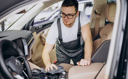 Cómo limpiar los asientos de tela y cuero de tu auto