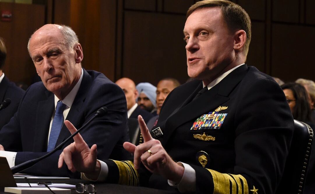 El jefe de la Agencia Nacional de Seguridad (NSA), el almirante Mike Rogers, como el director Nacional de Inteligencia, Dan Coats (Foto: AP)