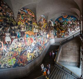 Los "chismes" de Diego y Clemente, en el tour de los murales
