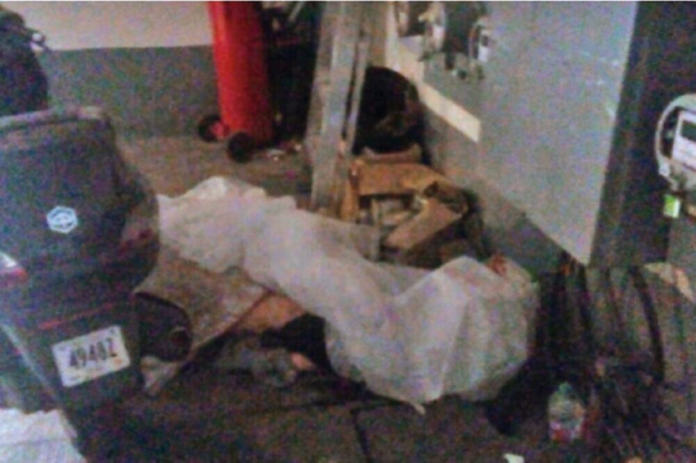 Los asesinos acultaron el cuerpo de la mujer de la tercera edad detrás de una motocicleta negra y lo cubrieron con un plástico (ARCHIVO EL UNIVERSAL)