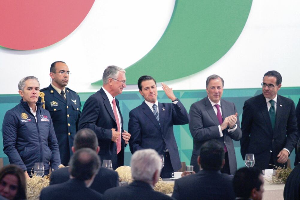 Miguel Ángel Mancera, jefe de Gobierno de la CDMX; Ricardo Salinas Pliego, CEO de Grupo Salinas; Enrique Peña Nieto, presidente de México; José Antonio Meade, secretario de Hacienda, y Alejandro Valenzuela, director de Banco Azteca. (MARIO JASSO. CUARTOS)