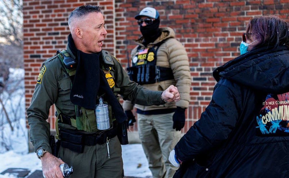 Bovino discute con manifestantes. (26/01/26) Foto: AFP