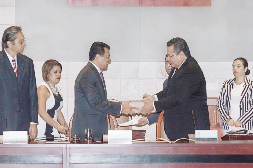 El secretario General de Gobierno, Carlos Carrasco, entregó el Sexto Informe de Gobierno al presidente de la Mesa Directiva, el diputado Samuel Gurrión. (FOTO: EDWIN HERNÁNDEZ. EL UNIVERSAL)