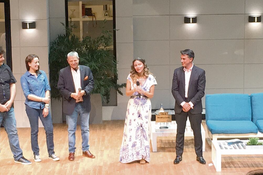 Con César Bono y Sergio Mayer como padrinos, Issabela Camil festejó en la puesta en escena El Test. Foto: NOTIMEX
