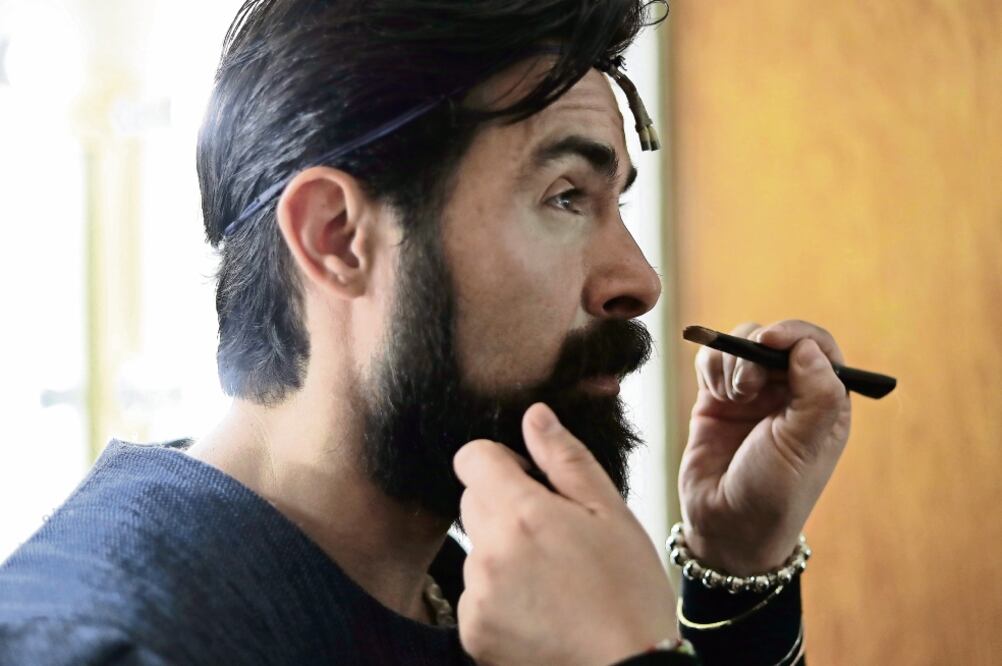 Unos 15 minutos les toma a los actores terminar su maquillaje (ALEJANDRO ACOSTA. EL UNIVERSAL)