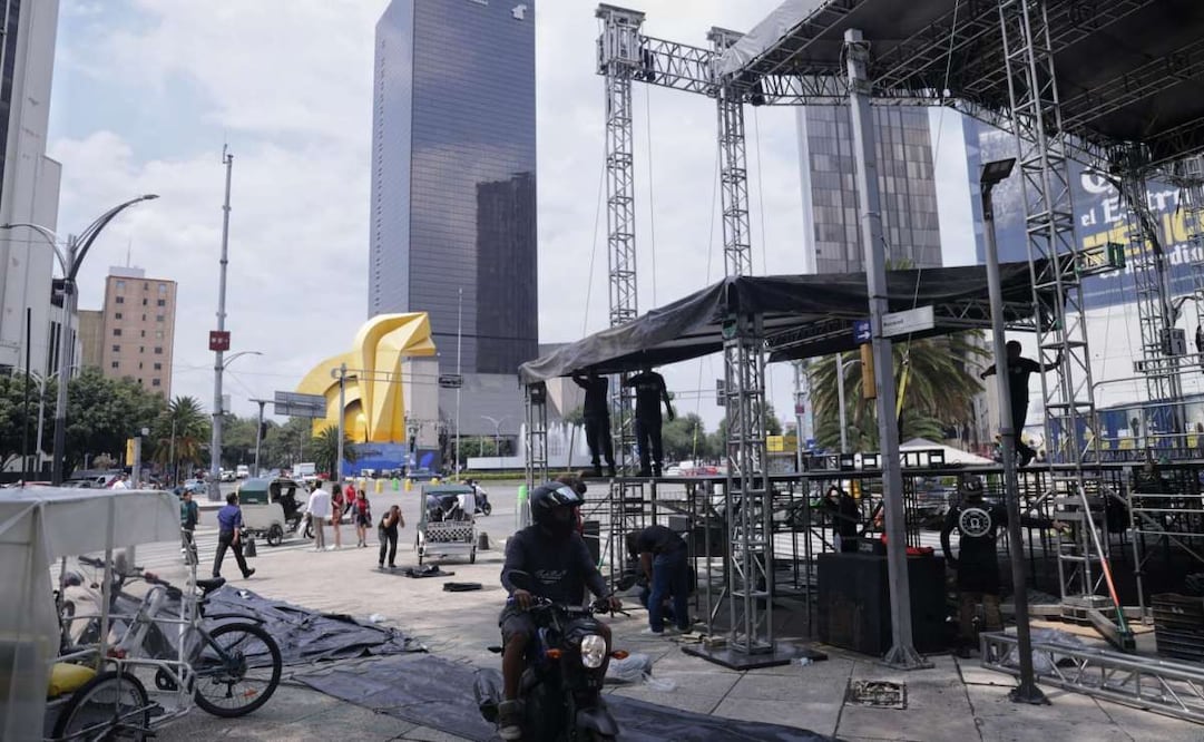 Instalan pantallas y escenarios para el partido de México vs Ecuador; Reforma y Centro Histórico se alistan para la transmisión. Foto: Fernanda Rojas / El Universal