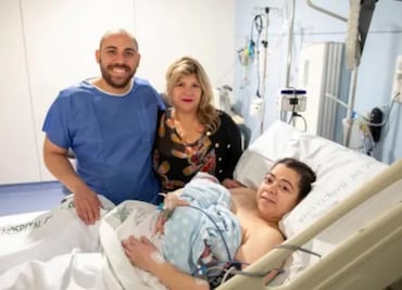 Mujer da a luz a su primer hijo, gracias al trasplante de útero que le donó su madre