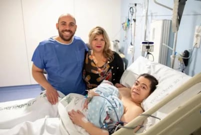 Mujer da a luz a su primer hijo, gracias al trasplante de útero que le donó su madre
