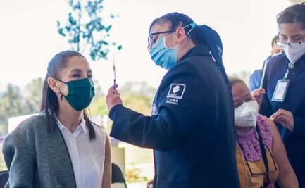 Sheinbaum recibe tercera dosis de refuerzo contra Covid-19 en Tlalpan