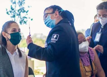 Sheinbaum recibe tercera dosis de refuerzo contra Covid-19 en Tlalpan