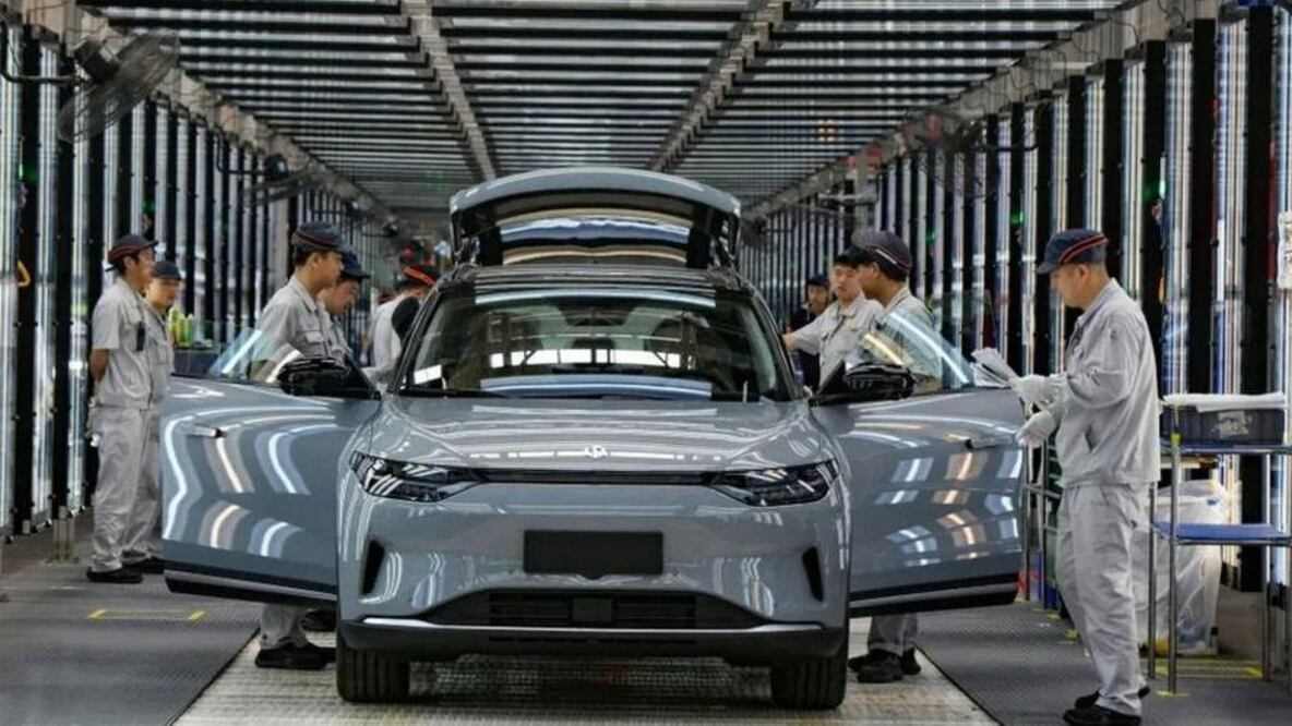 Estos aranceles también alcanzan a las importaciones de fabricantes occidentales que operan en China, como Tesla, Dacia y BMW, los cuales serán gravados con un 21 %.