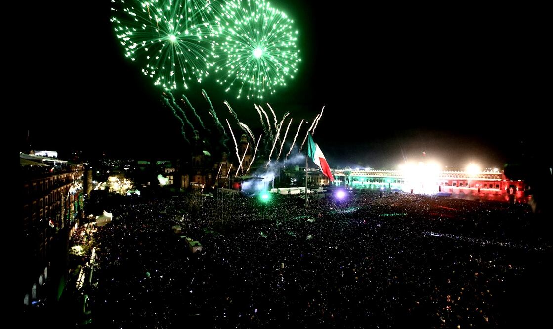 Ligeras lloviznas amenazaron con volverse lluvias torrenciales y a las 7 pm, en el Zócalo, un rio de gente seguía desembocando de las calles Madero, 16 de Septiembre, 5 de Mayo, Moneda, Corregidora y Av. 20 de noviembre. Foto: Valente Rosas/EL UNIVERSAL