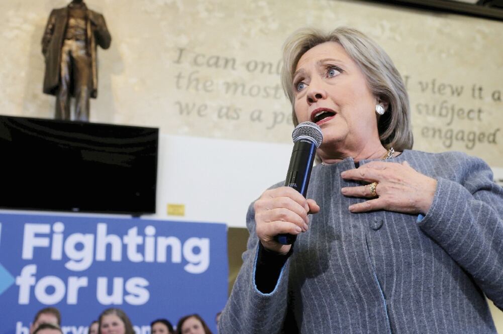 “Quédense conmigo, quédense con la experiencia”, imploró Hillary a sus seguidores en un acto de campaña, en Iowa (BRIAN SNYDER. REUTERS)