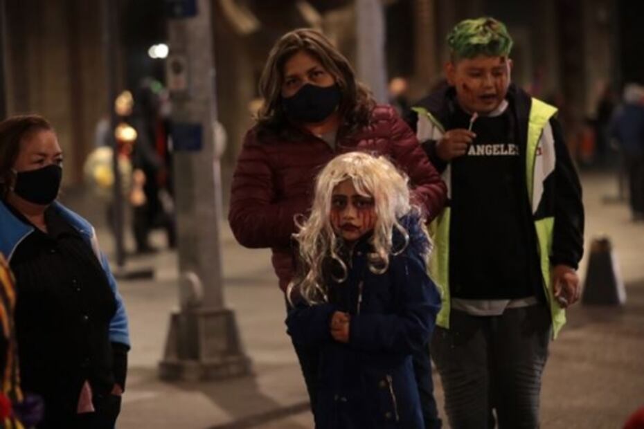 Sin cubrebocas ni caretas, piden "calaverita" en el centro de la CDMX