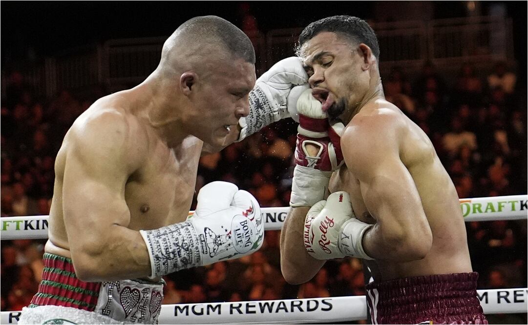 Pitbull Cruz en combate contra Rolly Romero. FOTO: AP