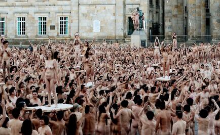 Spencer Tunick convoca contra censura a desnudos artísticos en Facebook