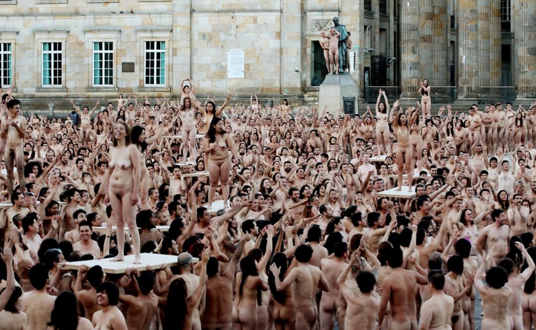 Imagen de archivo de personas participando en una fotografía de Spencer Tunick en Bogotá. Foto: EFE/Leonardo Muñoz, archivo