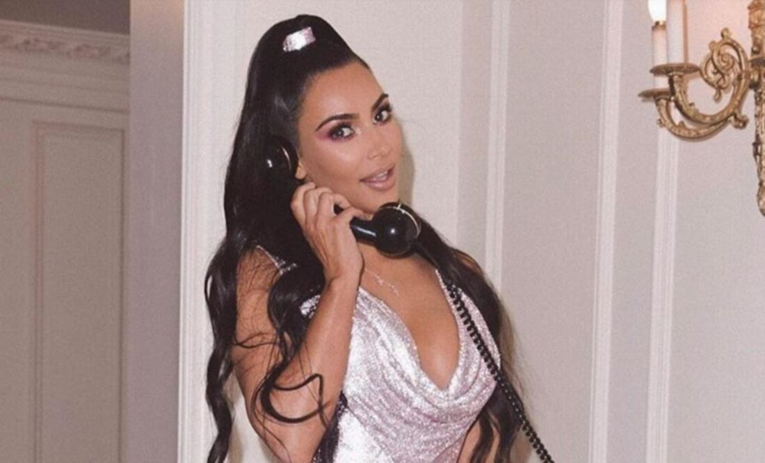 Kim Kardashian posó con su esposo en un hotel de Nueva York previo al desfile de Versace en Nueva York. Foto: Instagram