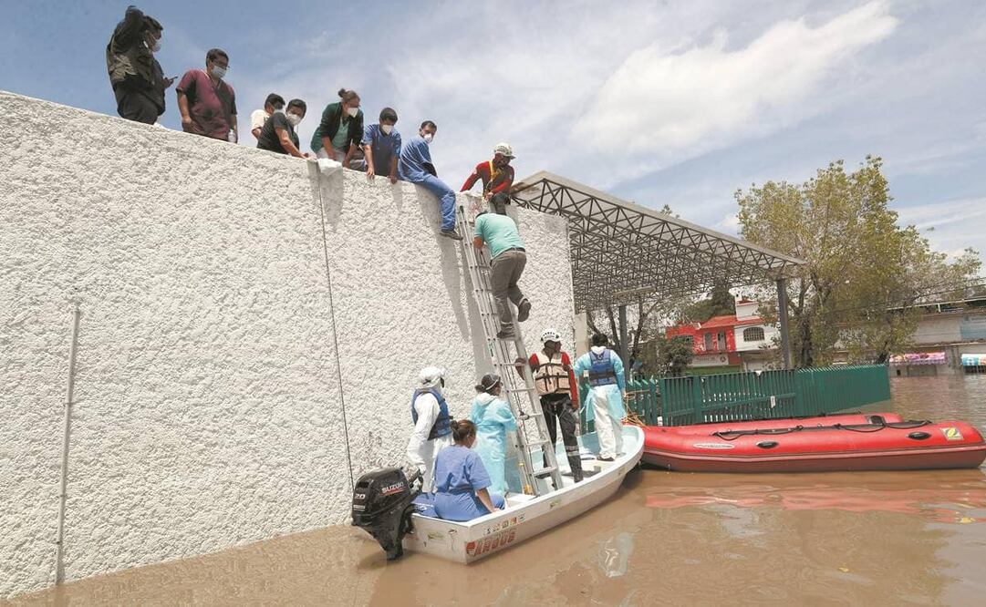 Pacientes y personal del hospital del IMSS fueron desalojados del lugar con ayuda de lanchas, sogas y una escalera. Foto: Valente Rosas. EL UNIVERSAL