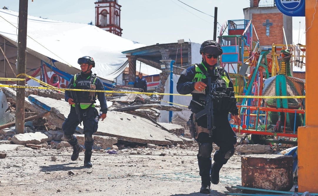 Policías del Estado de México inspeccionan la zona destruida por una explosión de fuegos artificiales junto a la iglesia de Santa María Canchesdá en Temascalcingo, México, el domingo 6 de septiembre de 2026. Foto AP/Ramses Mercado.