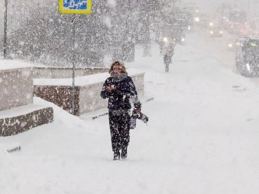 Un hombre camina por una calle en medio de una fuerte nevada en Moscú, Rusia, el lunes 4 de diciembre de 2023. Foto: AP