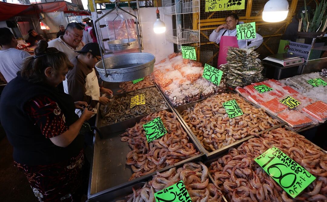 Comerciantes de La Nueva Viga están listos para la venta de pescados y mariscos. Foto: Fernanda Rojas / EL UNIVERSAL