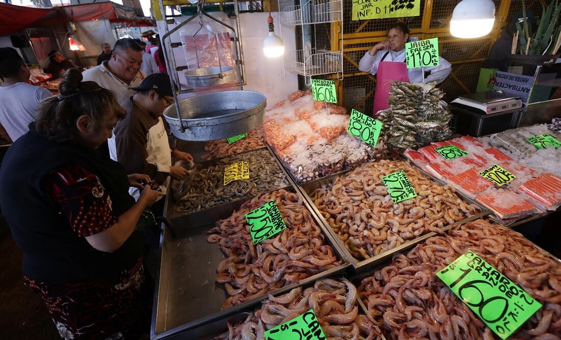 Comerciantes de La Nueva Viga están listos para la venta de pescados y mariscos. Foto: Fernanda Rojas / EL UNIVERSAL