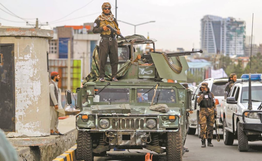 Los talibanes montan guardia cerca de una mezquita de musulmanes chiitas durante el Día de Ashura en Kabul, el 8 de agosto pasado. Foto: EFE