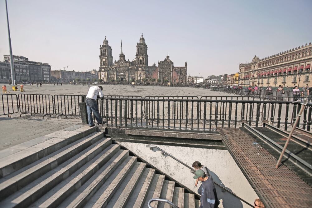 En la plancha del Zócalo capitalino comenzaron con los preparativos para la visita del papa Francisco, donde se prevé que recibirá las llaves de la Ciudad (ALEJANDRO ACOSTA. ELUNIVERSAL)