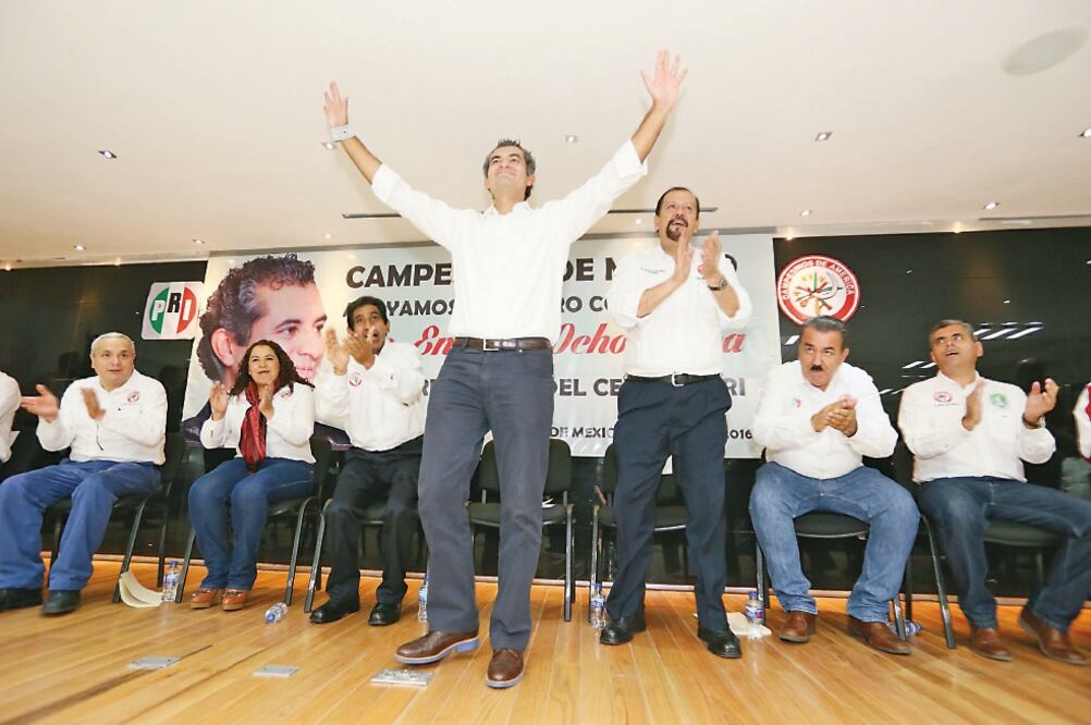 Ante miembros de la Confederación Nacional Campesina (CNC), Enrique Ochoa Reza, precandidato a la presidencia nacional del PRI (centro) (BERENICE FREGOSO. EL UNIVERSAL)
