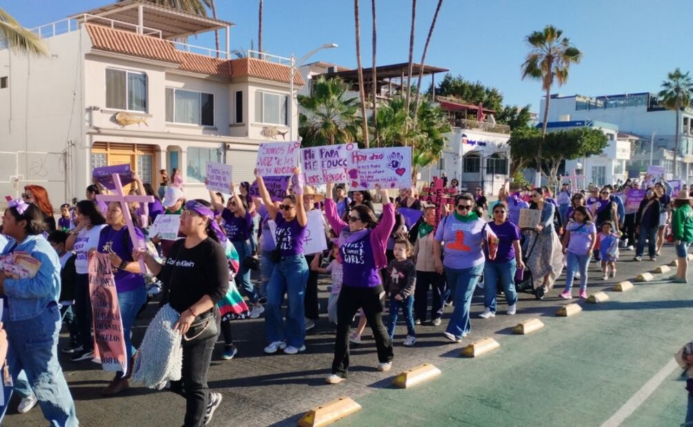 Feministas, profesionistas, estudiantes, madres de personas desaparecidas y familiares de víctimas de feminicidio, marcharon por calles de Baja California Sur este 8M (08/03/2025). Foto: Gladys Navarro / EL UNIVERSAL