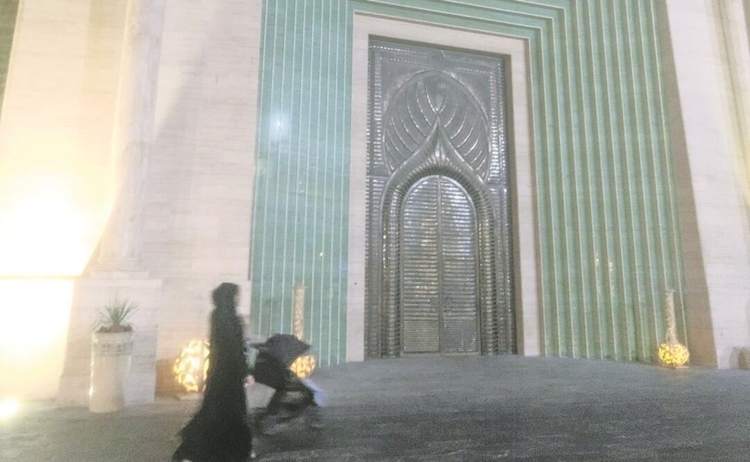 Los hombres de este país deben hacer oración, según las leyes, hincados y mirando en dirección a la mezquita. Cada ritual dura tres minutos. Fotos: TERESA MORENO 