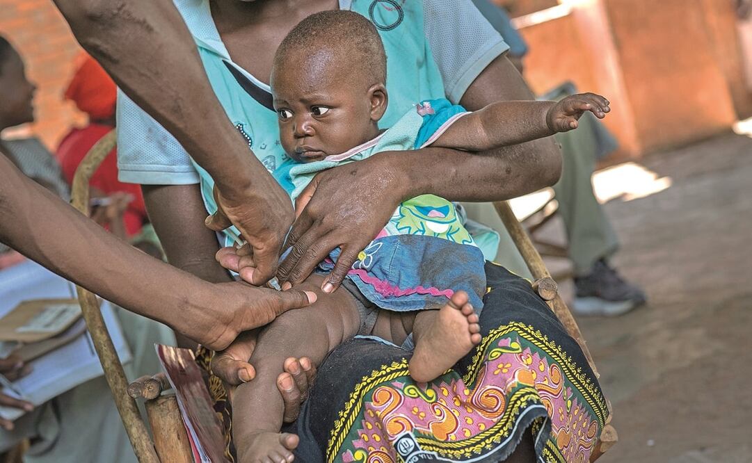 Un bebé es vacunado contra la malaria, en Malawi. Foto: AP