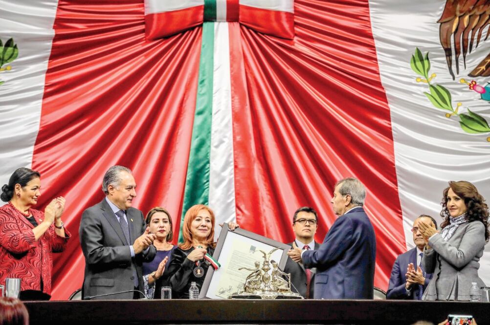 Rosario Piedra, hija de la ex candidata presidencial Rosario Ibarra de Piedra, recibió a nombre de su madre, de manos del presidente de la Cámara de Diputados, Porfirio Muñoz Ledo, la Medalla al Mérito Cívico Eduardo Neri. JUAN CARLOS REYES. EL UNIVERSAL