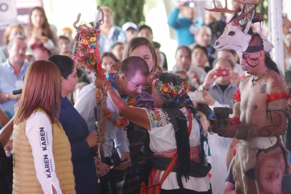 Ricardo Anaya fue investido como “guerrero” y purificado con incienso por representantes de pueblos originarios en Iztapalapa, en la Ciudad de México. Foto:ARIEL OJEDA. EL UNIVERSAL