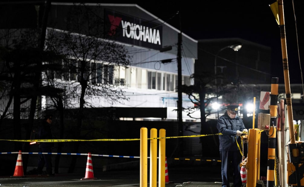 Un oficial de policía ajusta una cinta de cordón en una fábrica de caucho dirigida por Yokohama Rubber Co. en Mishima, prefectura de Shizuoka, el 26 de diciembre de 2025. Quince personas resultaron heridas en un ataque con apuñalamiento en una fábrica de caucho en el centro de Japón durante el cual también se roció un líquido no especificado, dijeron funcionarios de servicios de emergencia el 26 de diciembre. Foto: AFP