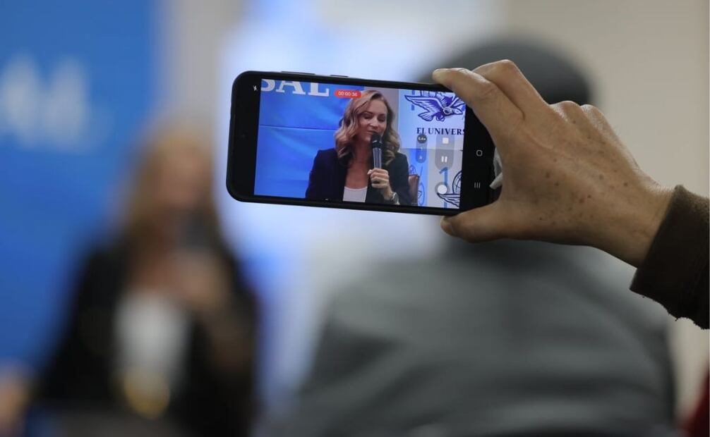 Suscriptor de El Gran Diario de México graba la charla de Ana Paula Ordorica. Foto: Gabriel Pano.