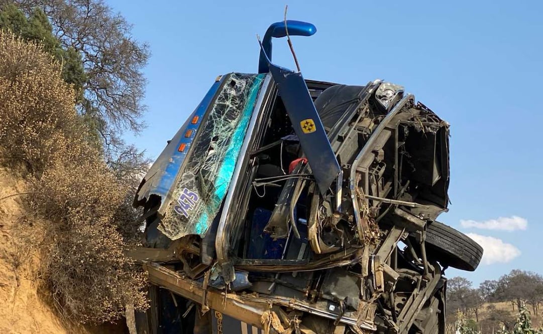 Al menos 15 personas lesionadas y dos muertos es el saldo de una volcadura de un autobús de pasajeros. Los hechos se registraron en el km 42 de la autopista México-Puebla. Provenientes de Atempa y Zaragoza en Puebla y tenían como destino la CDMX. Foto: Valente Rosas. EL UNIVERSAL