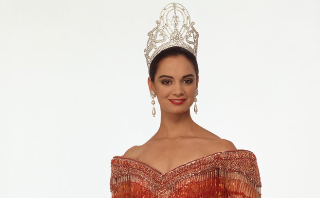 Lupita Jones recordó con esta foto su coronación Miss Universo en 1991.