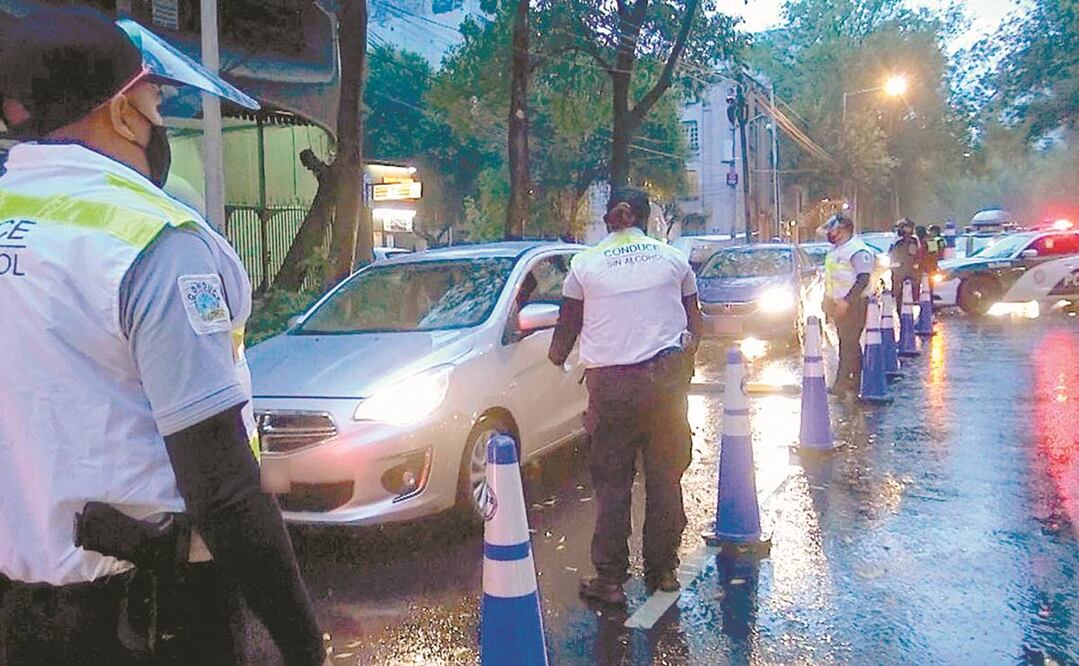 En la nueva fase del Programa Conduce sin Alcohol, los policías vestirán con un chaleco blanco anti reflejante y una playera gris. Además, también se modificó el logotipo. Foto: Especial