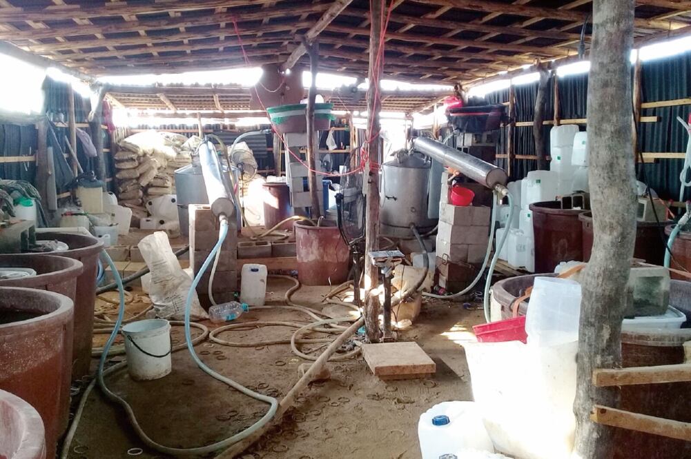 En el operativo de la Sedena no se registraron detenciones en el lugar; se encontraron artefactos presuntamente utilizados para confeccionar estupefacientes. (FOTOS: SEDENA)