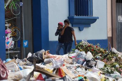 Tiran otra vez basura en calles de Oaxaca