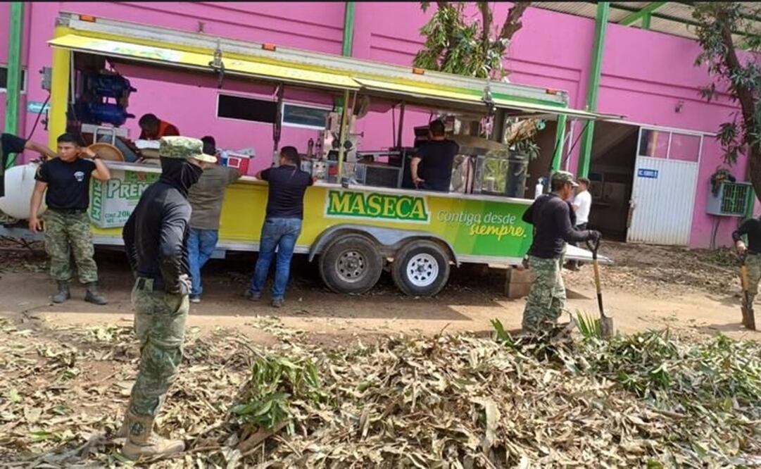 Grupo Maseca informó que ha desplegado cinco unidades “Tortimóviles” que producen tortilla caliente y que es distribuida de manera gratuita en los albergues instalados en las zonas afectadas por el huracán Otis. Foto: Especial.