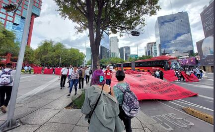 Suma 13 horas bloqueo de normalistas en Paseo de la Reforma e Insurgentes  