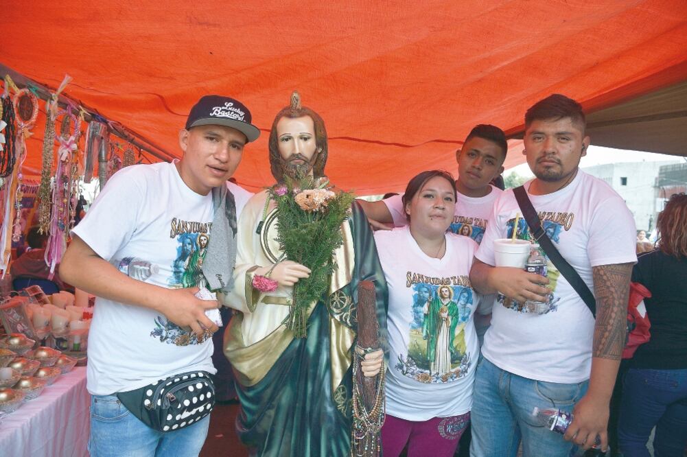 Juan Carlos Jaramillo y su familia caminaron bajo el sol desde el aeropuerto hasta la iglesia de San Hipólito en Paseo de la Reforma (ALONSO ROMERO. EL UNIVERSAL)